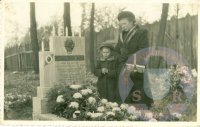 manželka Anna Bidelnicová spoločne s dcérou Zlaticou Bidelnicovou pri hrobe M. Bidelnicu v cintoríne v Kalinove v roku 1950