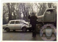 príslušník Pomocnej stráže VB v okrese Lučenec pri riadení dopravy počas dopravnej nehody